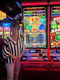 vn777 စလော့ Jackpot Slots ကစားနေသောမြင်ကွင်း